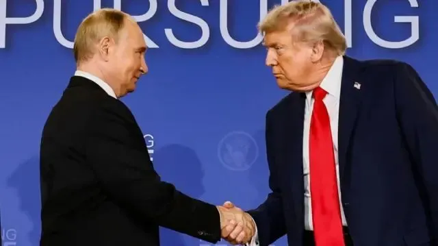��2025��8��15��������ͳ�����գ�Donald Trump���Ͷ���˹��ͳ�վ���Vladimir Putin���ڰ���˹�ӻ��ͼԴ��·͸��