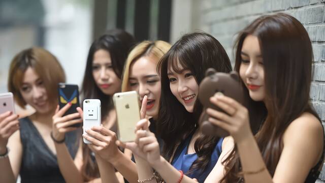 全民 “网红梦”，反噬年轻人