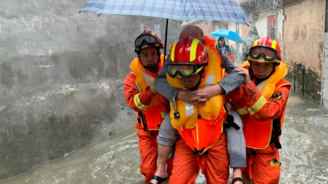 广州：消防员暴雨中转移居民
