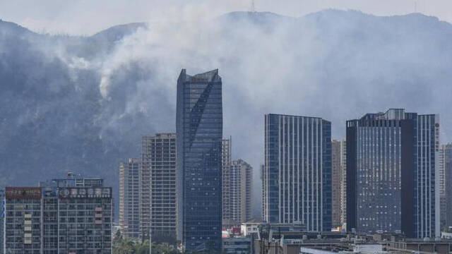云南昆明城郊发生山火