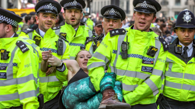 英国：多名示威者被警方抬走