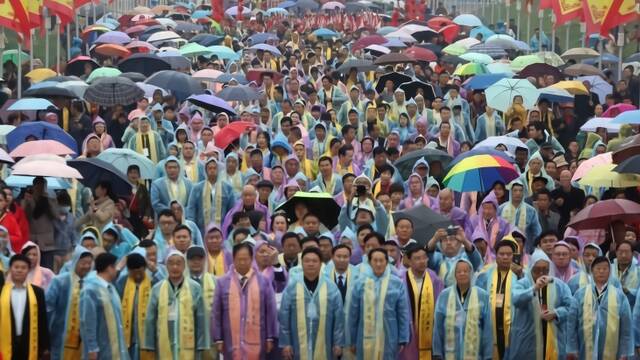 民众冒雨围观“一带一路”年度汉字揭晓