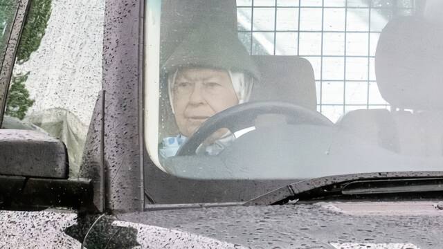 93岁英女王亲自驾车
