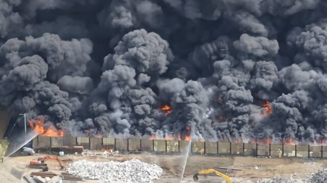 日本：废料厂大火