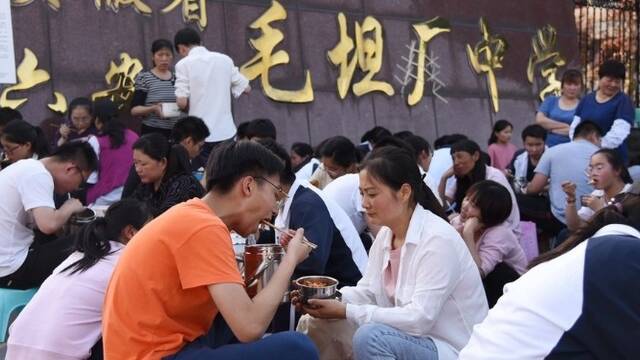 毛坦厂中学外扎堆送饭的家长