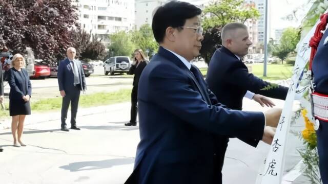 赵克志在驻南联盟被炸使馆旧址凭吊烈士