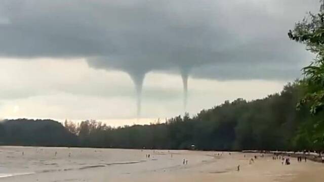 泰国海滩现罕见景观