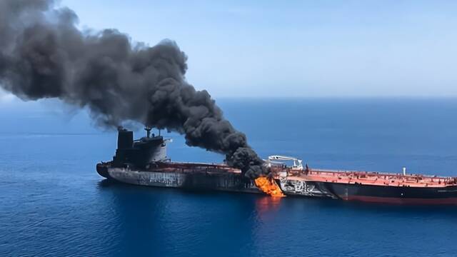 两艘大型油轮在阿曼湾遇袭
