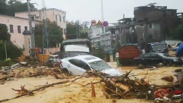 汽车被暴雨冲走