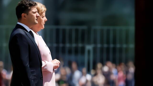 默克尔迎接乌克兰总统时发抖不止