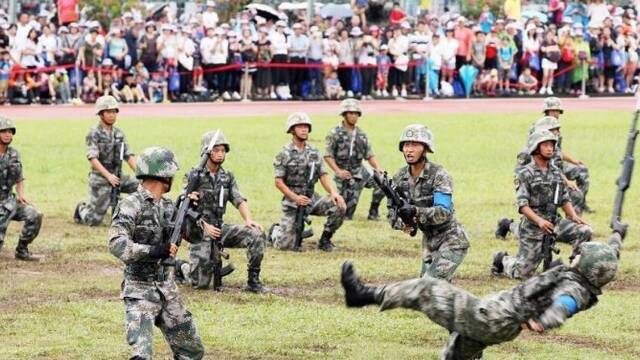 驻港解放军开放昂船洲军营庆“七一”