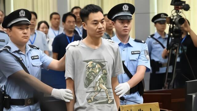 “当街殴打20年前老师”案宣判现场