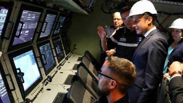 马克龙登上最新核动力攻击潜艇