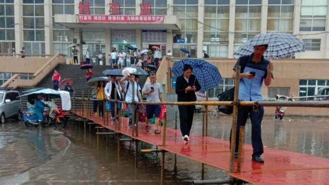 江西暴雨 车站连夜搭了一座桥