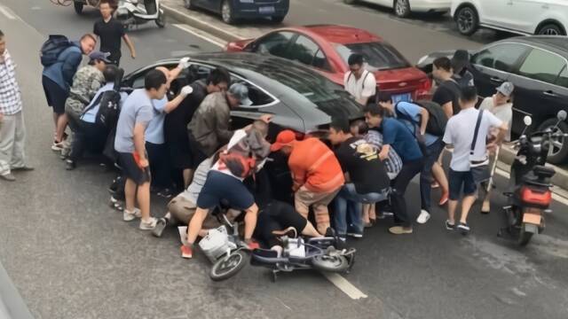女子被压车底 公交司机喊乘客救援