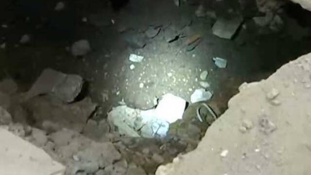 地板突然塌陷 地下惊现青砖墙体