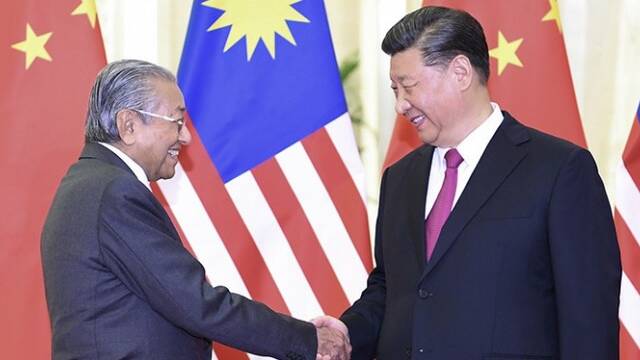 习近平会见马来西亚总理马哈蒂尔