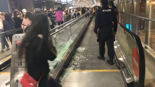 上海虹桥机场玻璃被追星族挤碎