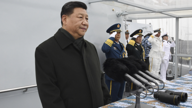 习近平出席海军成立70周年阅兵活动