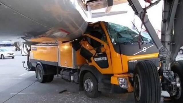 俄罗斯一卡车撞上波音客机 