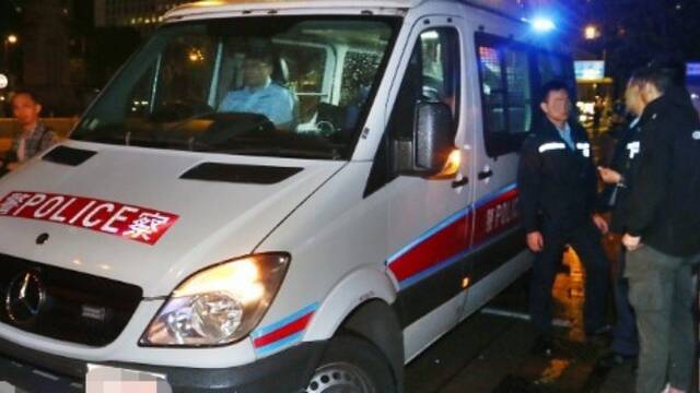 香港警车当街掉出4枚催泪弹