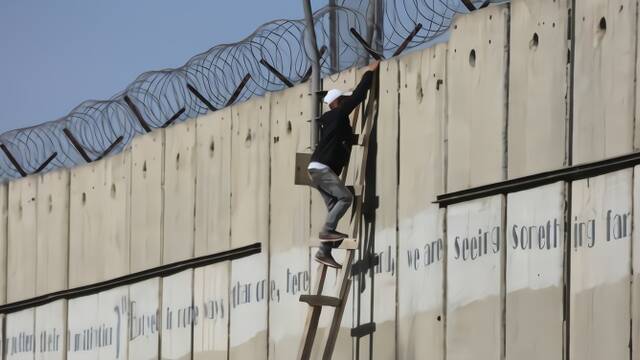 翻越隔离墙去耶路撒冷做祷告