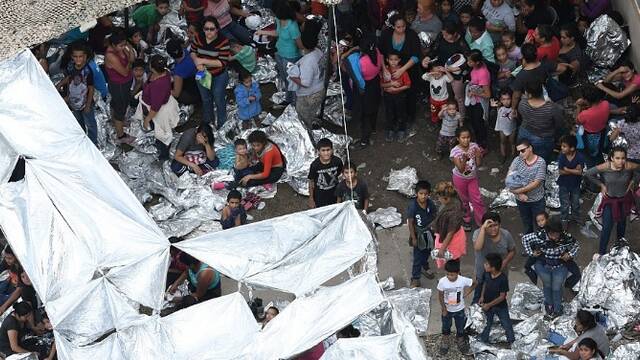 一组美墨边境移民营地的航拍图