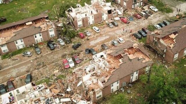 龙卷风过后的美国小镇