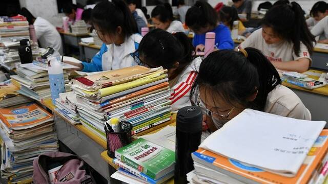 高三学生挑灯夜读迎高考