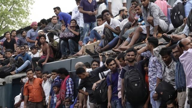 “挂”满乘客的火车