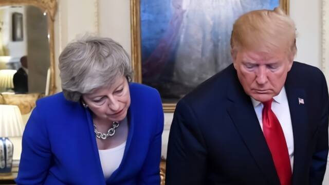 特蕾莎·梅带特朗普看《独立宣言》