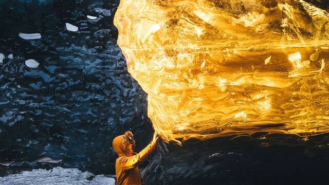 冰岛：冰洞中的罕见一幕