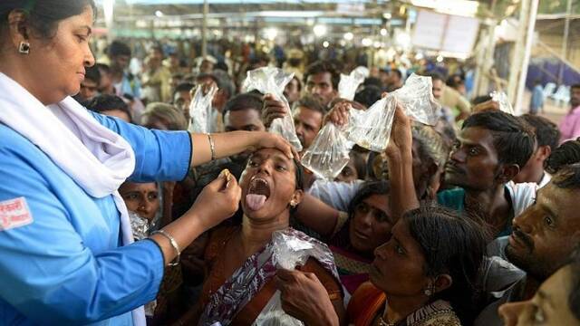 印度民众排队服“鱼药”