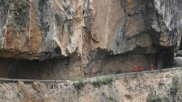 3年凿出百米挂壁公路