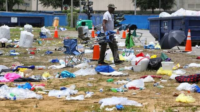特朗普的粉丝走后 留下遍地垃圾