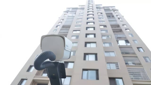 小区装47个摄像头 全部朝天