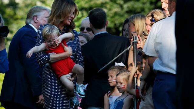 美国第一夫人把萌娃抱哭了