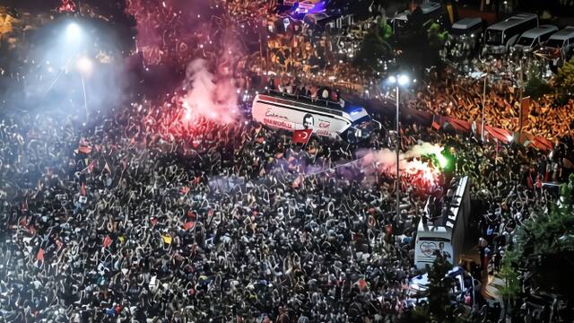 土耳其反对党赢市长选举 民众街头庆祝