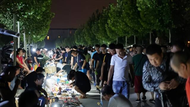 北京鬼市：凌晨开张，天亮撤摊