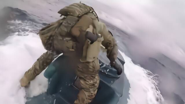 美海岸警卫队跳上毒贩潜艇