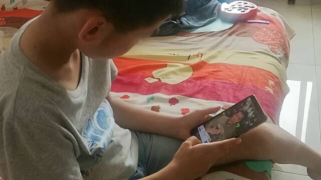 10岁男童3天花2万多元打赏女主播