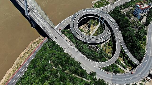 魔幻重庆：螺旋式立交桥