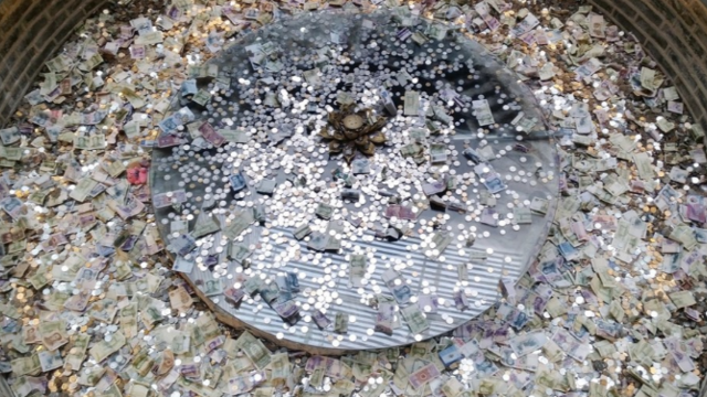 “义井遗址”被游客扔满钱币