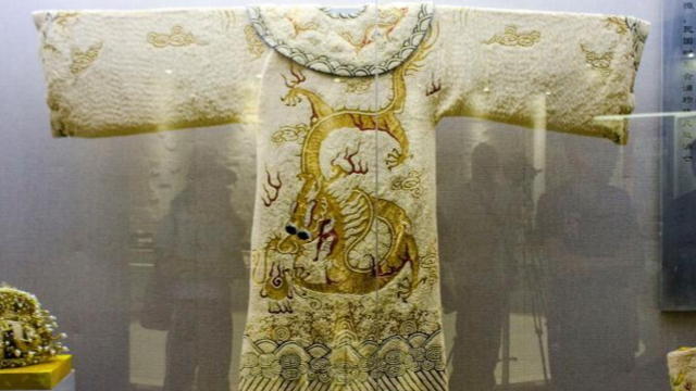 重80斤镶50000颗珍珠的“龙袍”