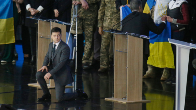 乌克兰总统候选人邀现任总统一同下跪