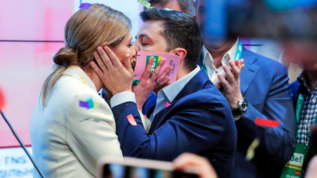 喜剧演员当选乌克兰总统后 与妻子热吻