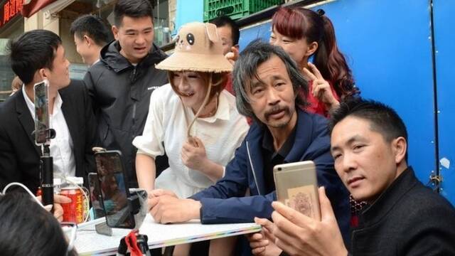 “流浪大师”再现街头 这次变干净了