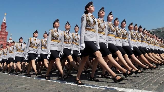 俄罗斯女兵整齐亮相阅兵彩排