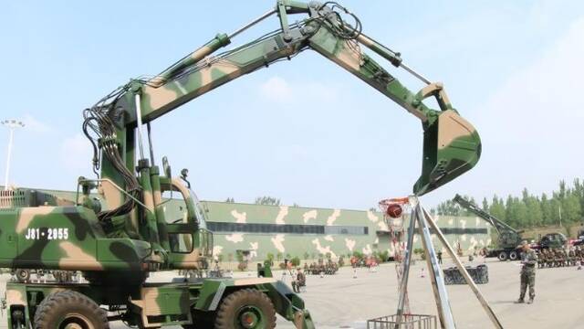 “硬核”火箭军用挖掘机投篮