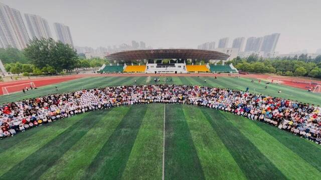 超级毕业照：2300多名师生同框